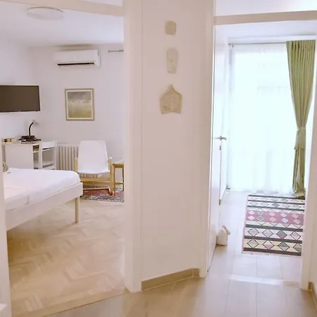 Charming Studio In Center-excellent Location Apartman